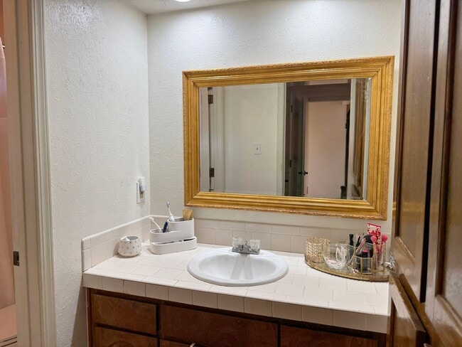 Building Photo - 2 Bed 2 Bath HOA Property
