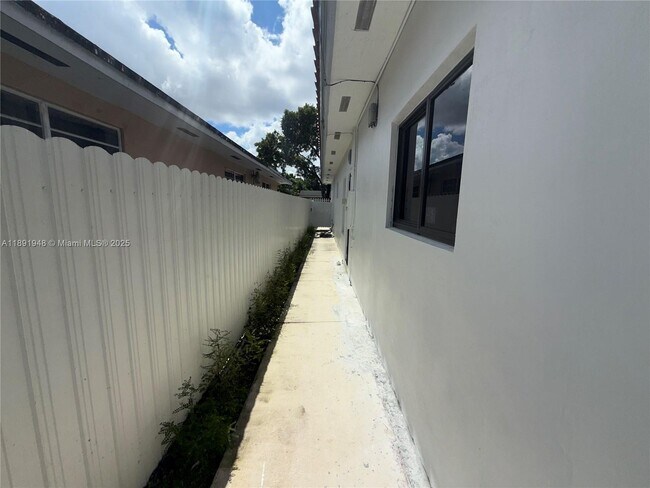 Building Photo - 465 E 58th St