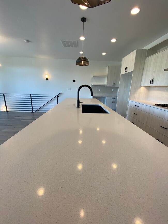 Building Photo - Close to Micron, 3 Bedroom 3 bath w/ a Million Dollar View!