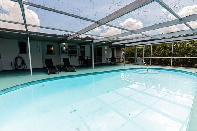 Building Photo - Pet-Friendly Home with Private Pool in Des...
