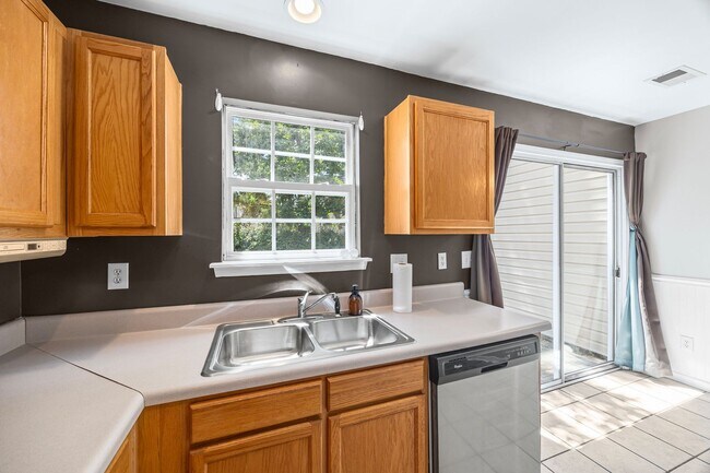 Building Photo - Great 2 bdrm Townhome in Steele Creek area...