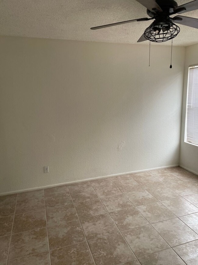 Building Photo - Charming 3 bed 2 bath single level home with RV Gate