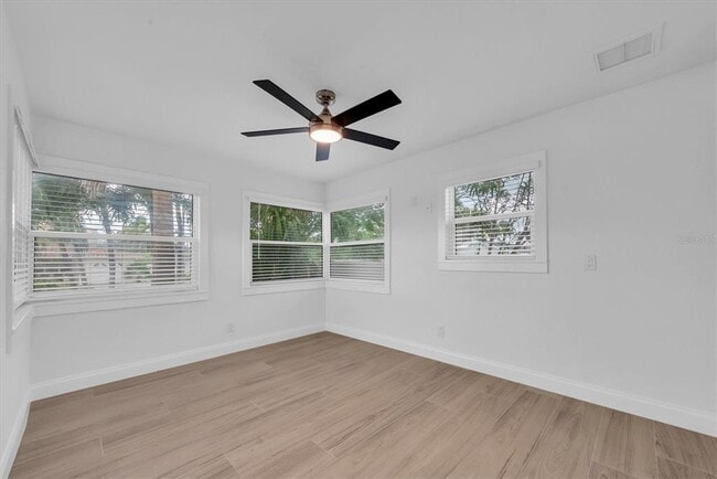 Building Photo - 907 Narcissus Ave