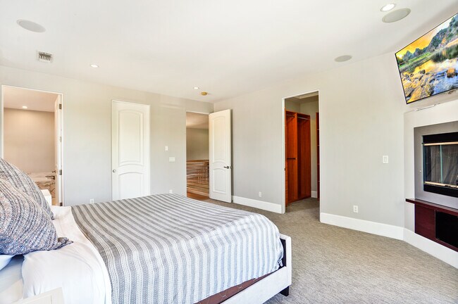 Guest bedroom w/ 2 walk in closets - 841 N Crescent Heights Blvd
