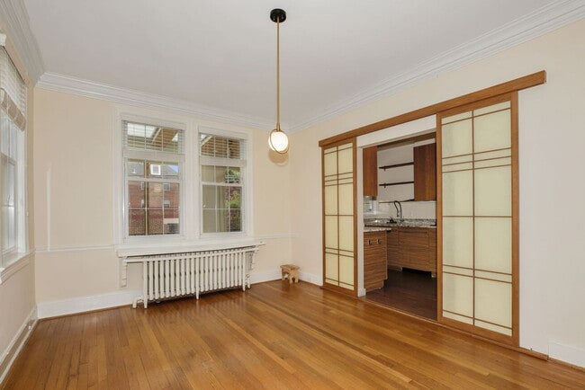 Building Photo - Available Now! 4 Bedroom  3.5  Bathroom Townhouse //Woodley Park// Garage, Driveway & 3 Levels of...