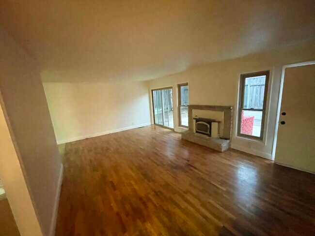 Building Photo - 1722 Judson St