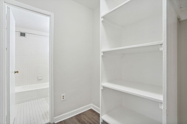 Building Photo - Charming & Bright Studio at River Place West