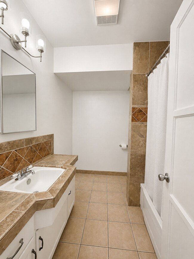 Building Photo - Charming Lakewood Home- Available for showings March 1st!