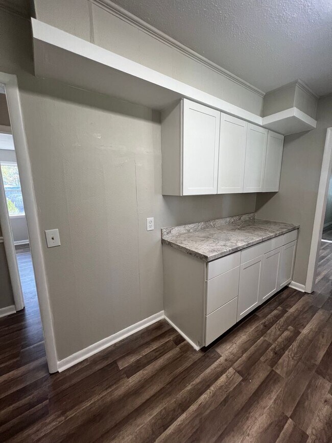 Building Photo - 6122 Southridge Dr