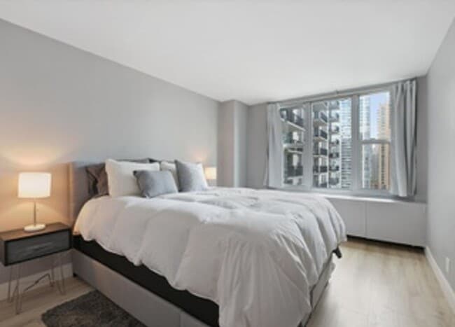 Building Photo - Highly desirable 1b apartment in Lakeshore East