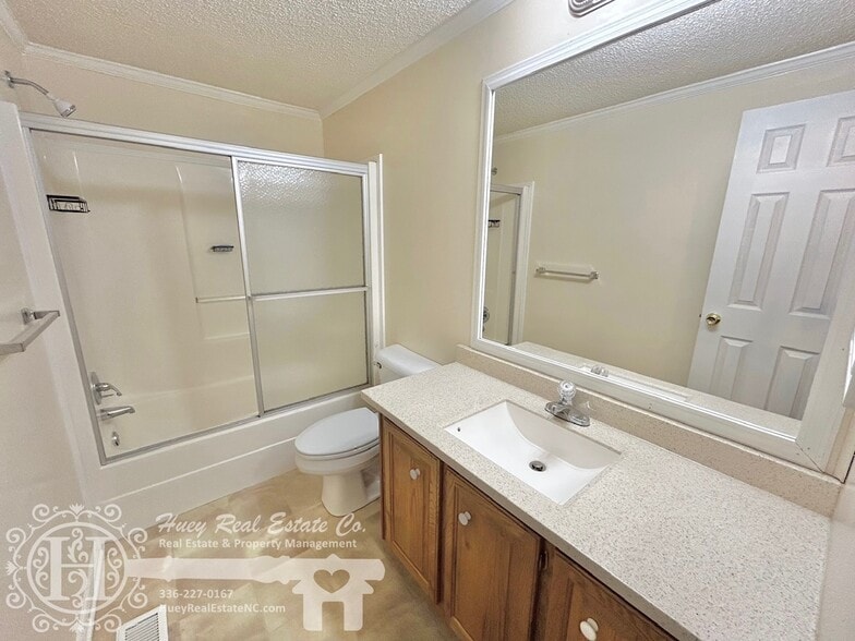 Main Bathroom - 937 Cheeks Lane