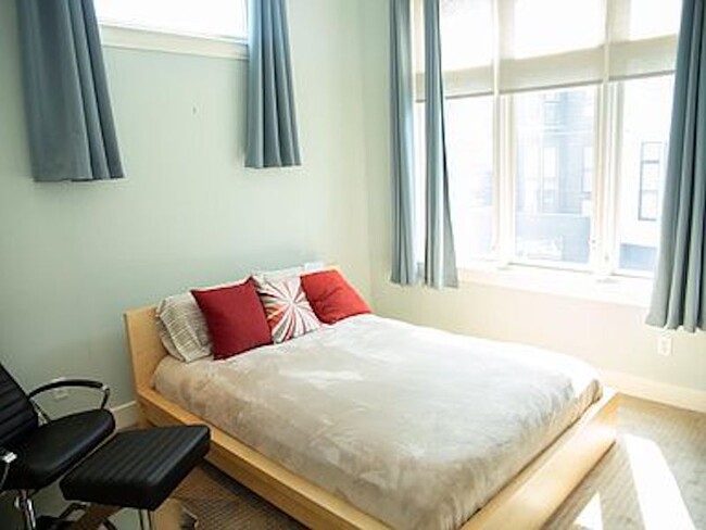 2nd bedroom with ample natural light, fan and high ceilings. - 300 Van Buren St