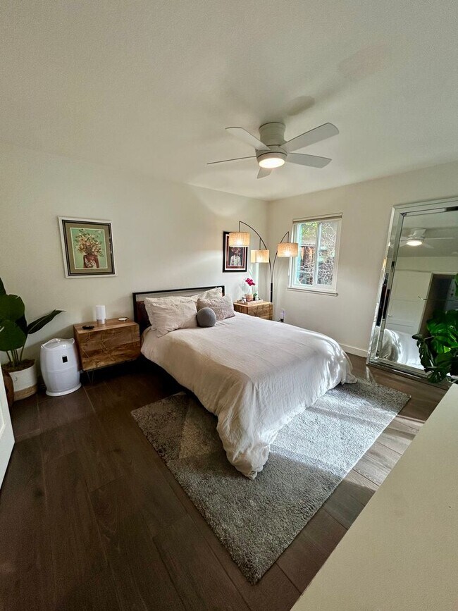 Building Photo - Willow Glen Townhome with Gorgeous Patio