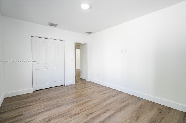 Building Photo - 1850 S Treasure Dr