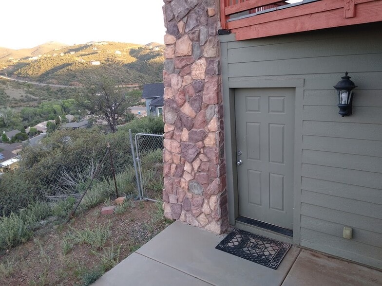 Studio Entrance - 1003 N Opal Dr