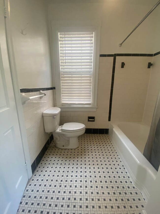 Building Photo - Renovated Georgetown Rowhouse Just Steps A...