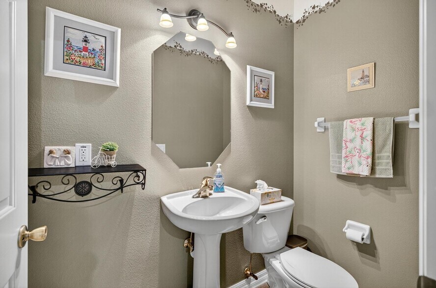 Building Photo - 8 Collinson Ct