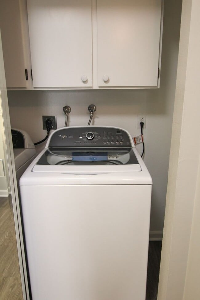 Building Photo - Remodeled Redding Condo!