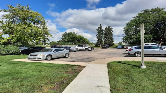 Building Photo - Spacious & Updated 2-Bed, 2-Bath Condo in ...