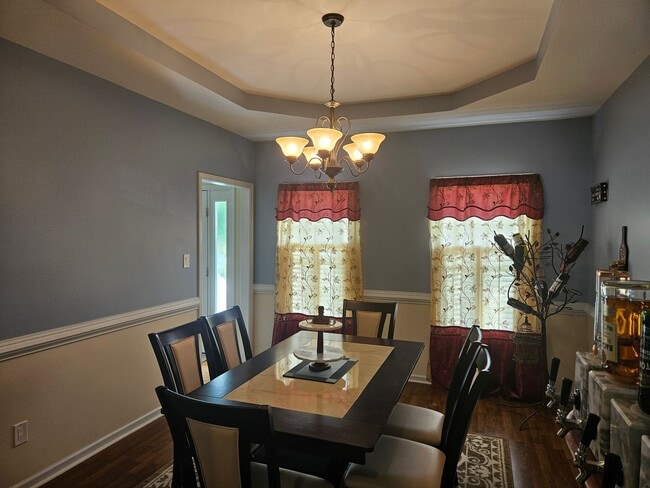 Building Photo - Beautiful unfurnished 4 bedroom, 2.5 bath ...