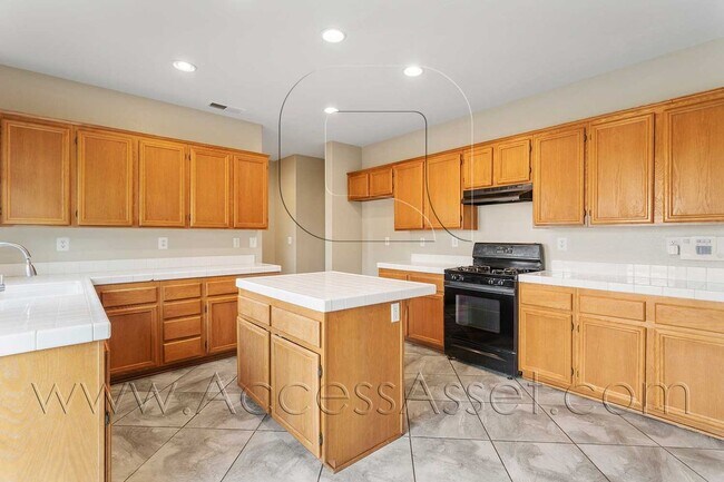 Building Photo - Spacious 3 Bed + Loft-Style Living in Lake Elsinore w/ Private Yard