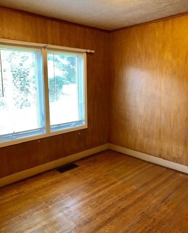 Building Photo - Cozy Gearhart Cottage