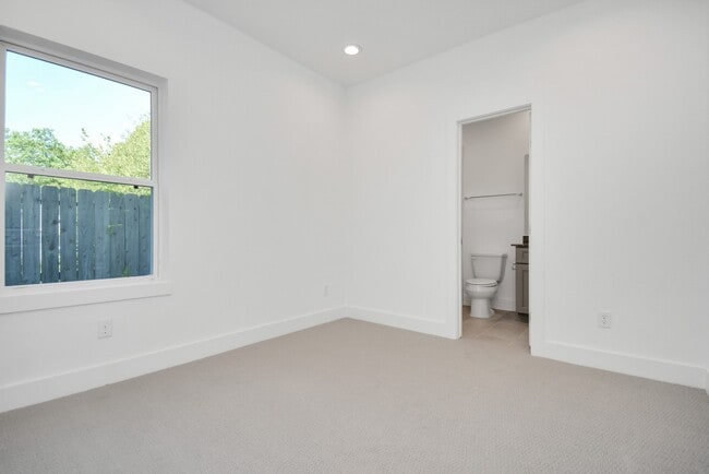 Building Photo - 420 Janisch Rd