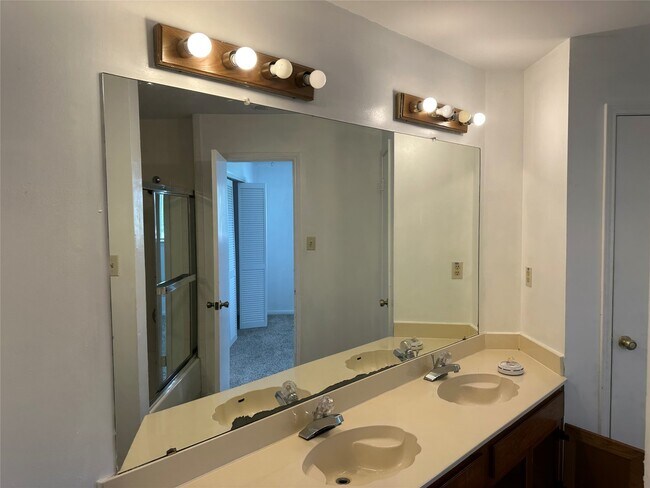 Building Photo - 3654 Palm Grove Dr