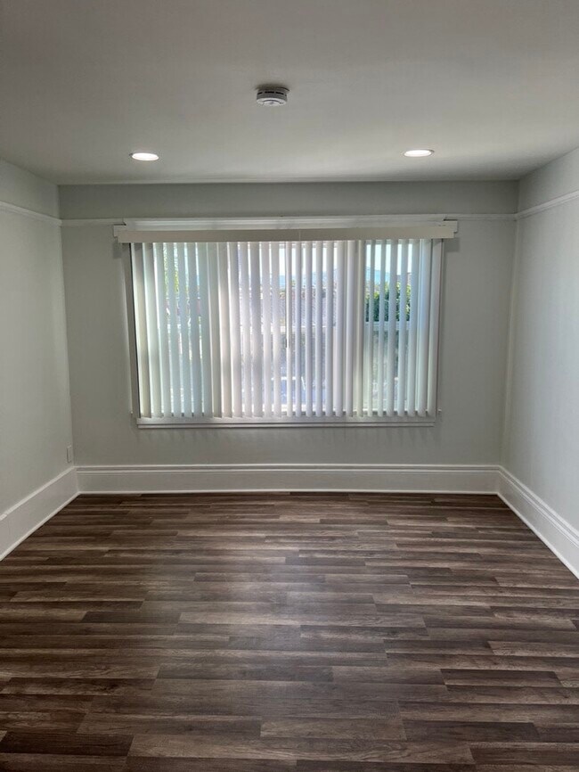 Building Photo - 432 South Broadway, Unit 430B - Studio