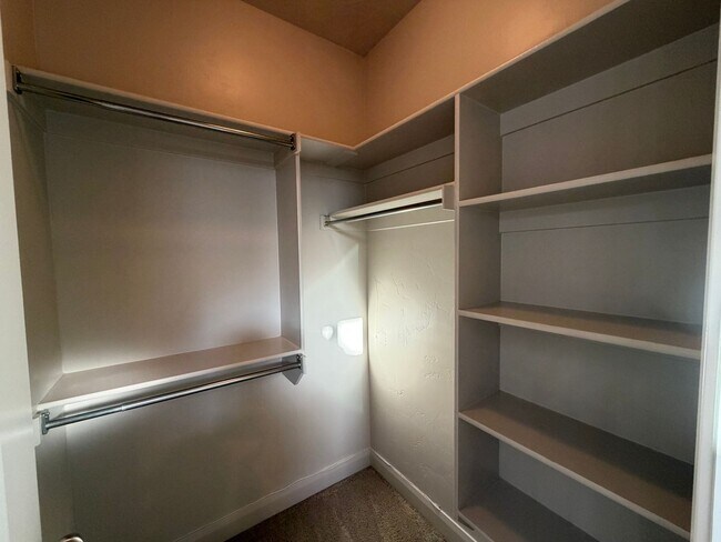 Building Photo - 469 E Barcelona Dr