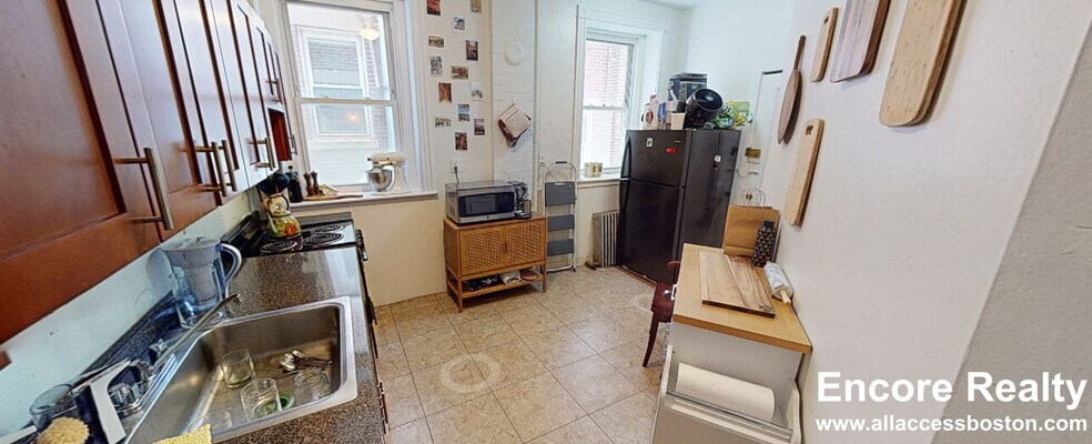 Building Photo - 1583 Beacon St