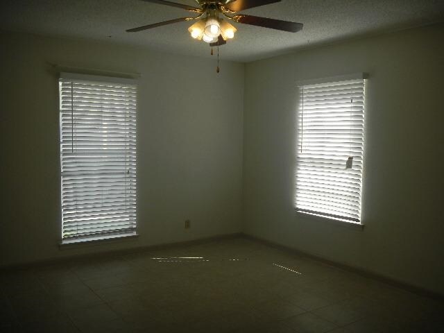 Building Photo - 100 Royal Way Dr