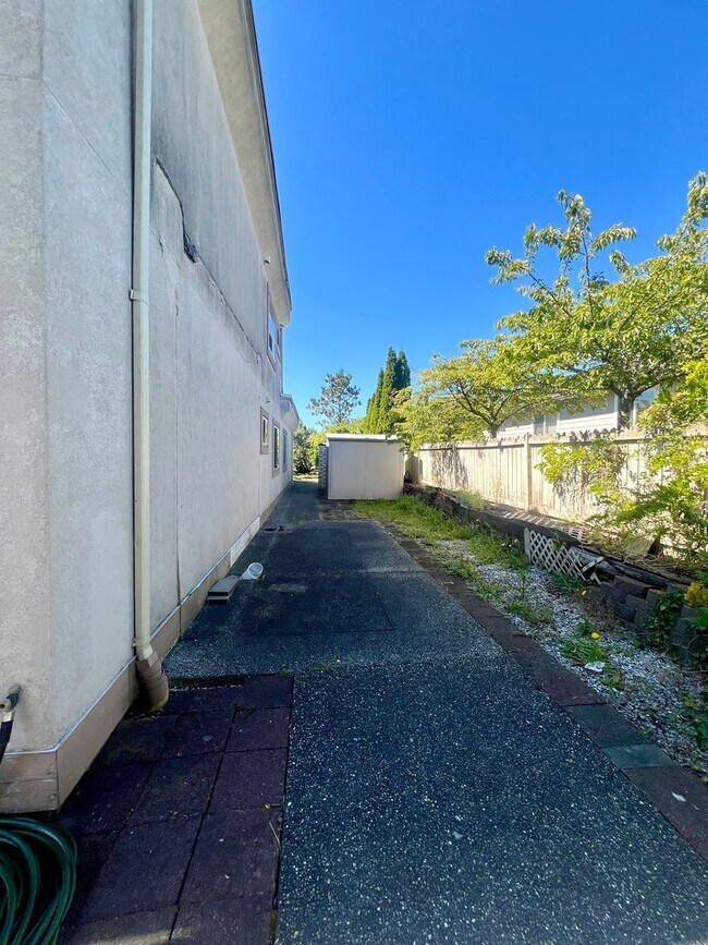 Building Photo - 5 Bedroom in Gated Birch Bay Community!