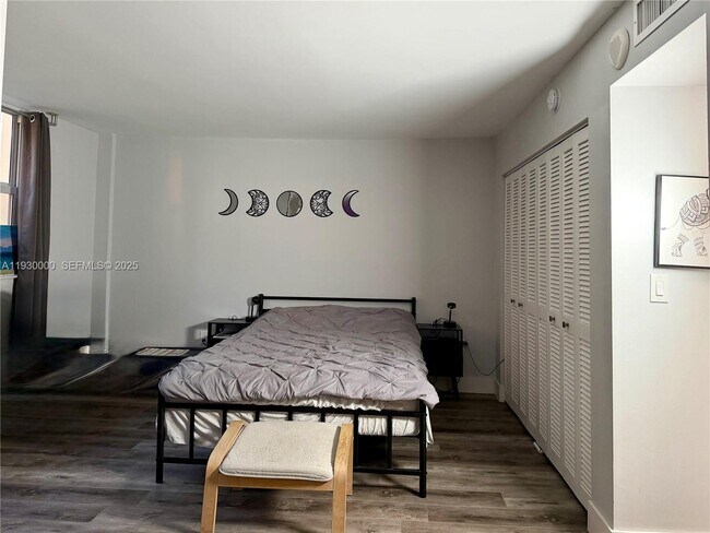 Building Photo - 1833 S Ocean Dr