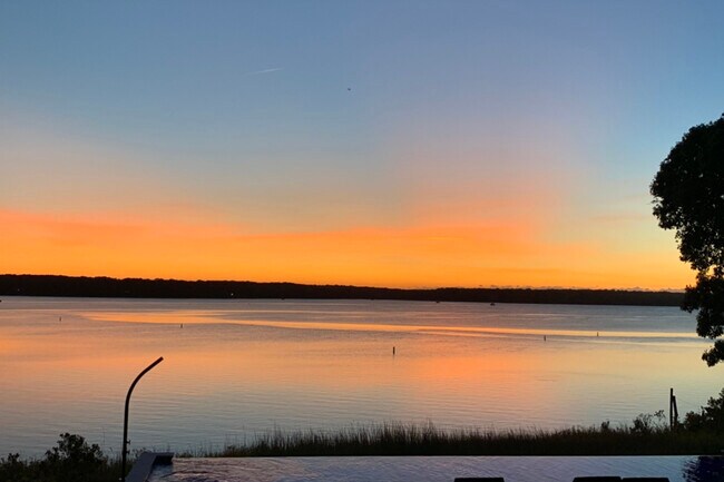 Building Photo - 265 Three Mile Harbor Hog Creek Rd