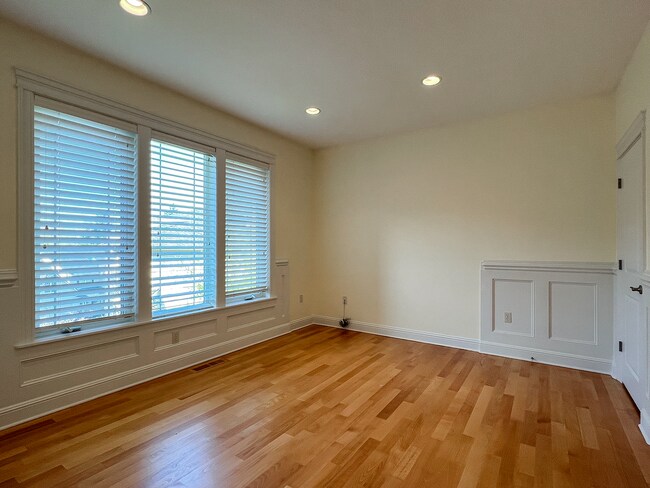 Building Photo - Bright & Beautiful Forest Heights Home with Gourmet Kitchen, Bonus Space & Private Cul-de-Sac Set...