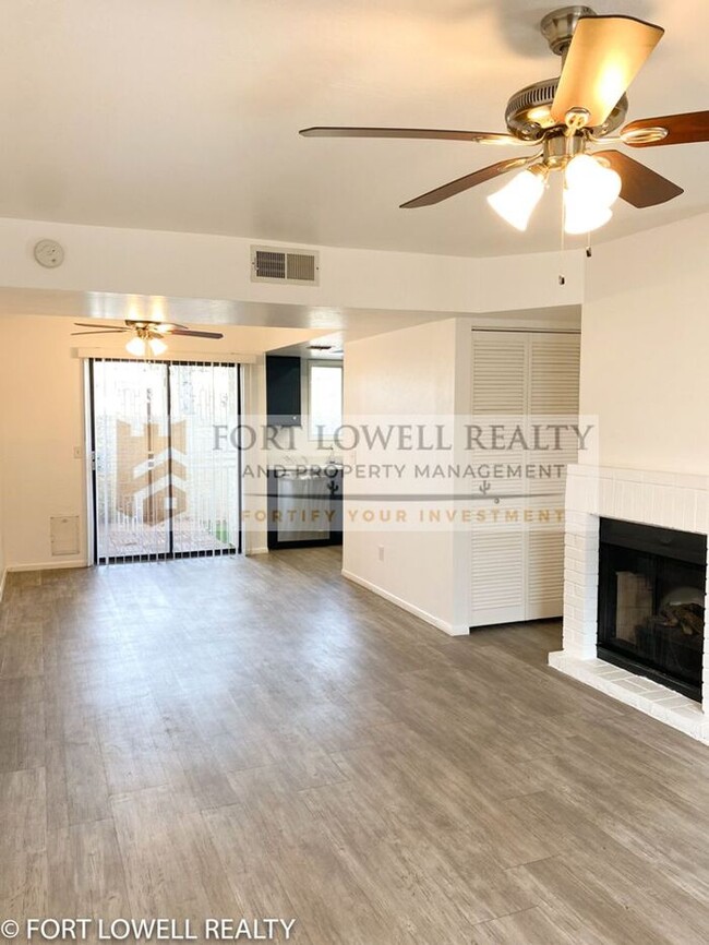 Building Photo - 2 Bed 2.5 Bath Townhome