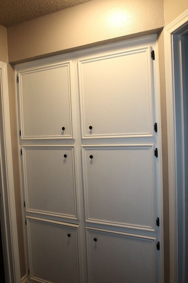 Building Photo - Cozy 3/2 Burleson Charmer | Wood-Burning Fireplace | 2-Car Garage | Pet-Friendly