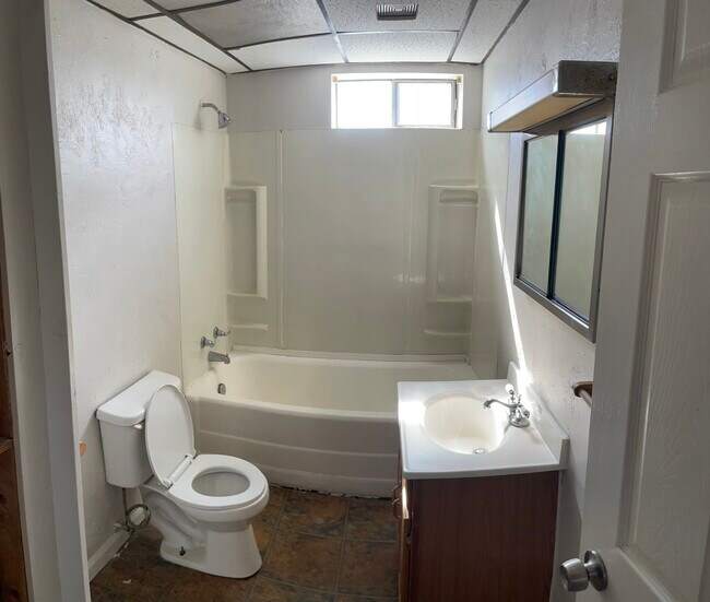 Building Photo - 2022 Plainview Ave