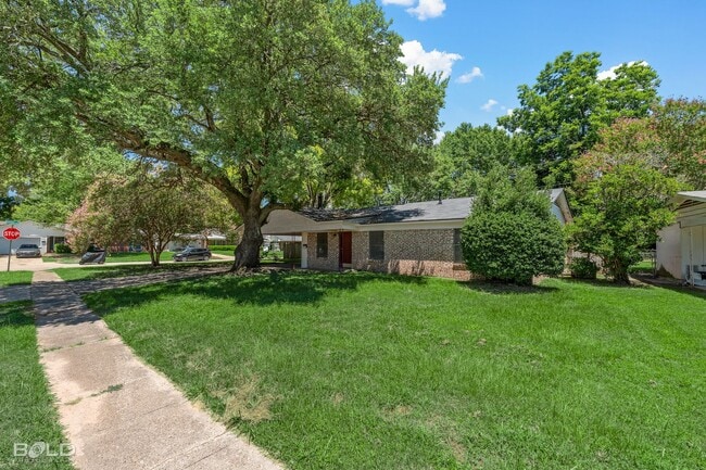 Building Photo - Stunning home located in the heart of Boss...