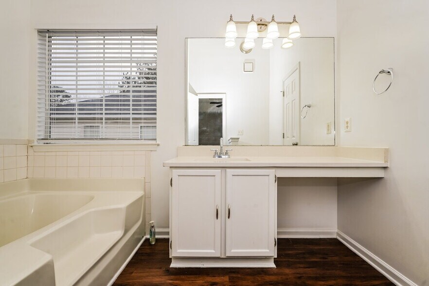 Building Photo - 2812 Oakvale Falls Dr