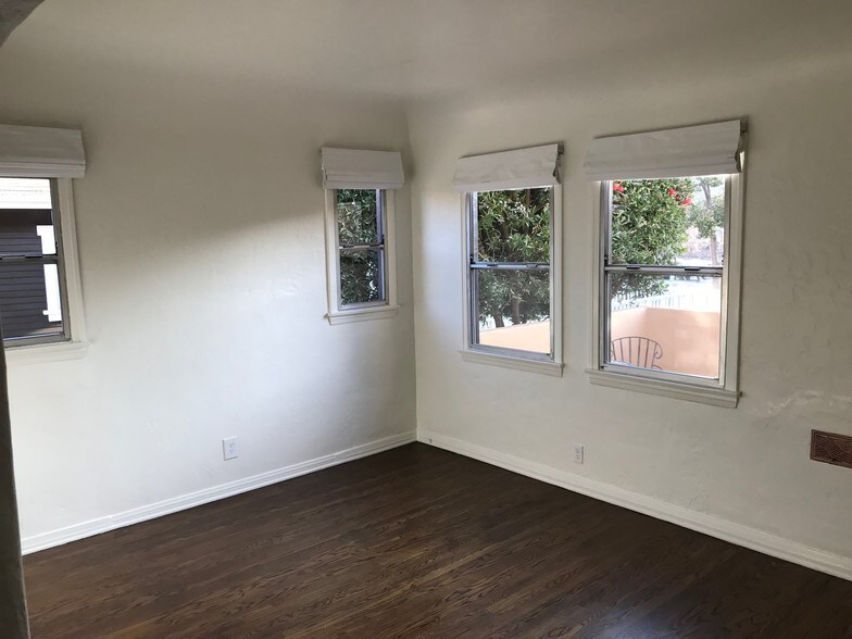 Building Photo - 1558 S Carmelina Ave
