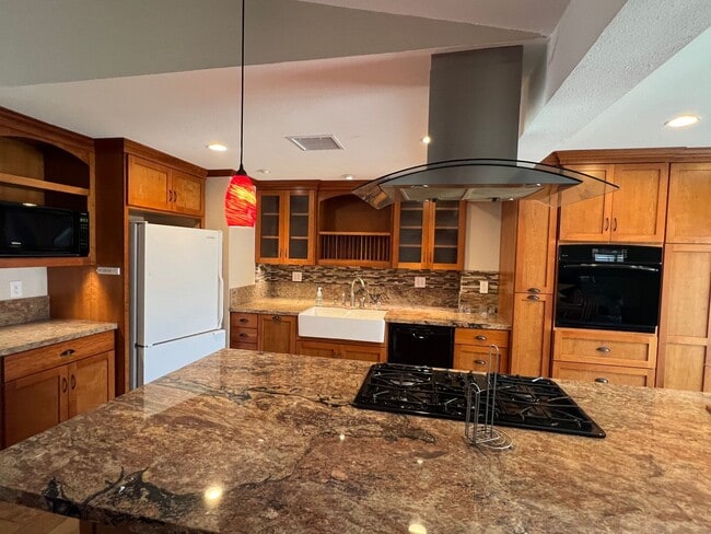 Building Photo - Great home with a Great Family Room