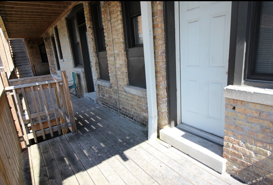 Porch - 6718 N Lakewood Ave