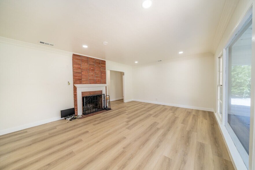 Building Photo - 9676 Bolton Ave