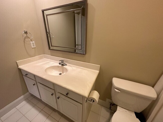 Building Photo - Stunning Townhome - Irving Park