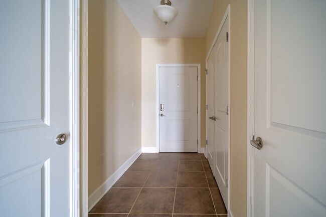 Building Photo - Lakefront Condo for Rent | 2 Bed, 2 Bath |...