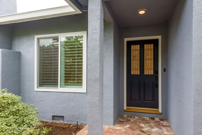 Building Photo - Los Altos 4bd/2.5bth Ranch Home on University Ave.