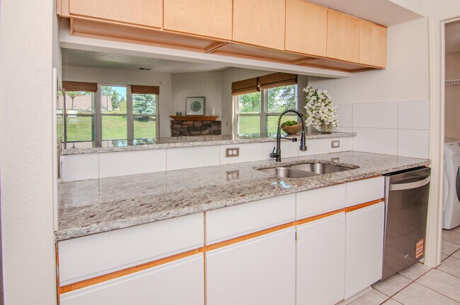 Building Photo - 1704 Weatherstone Dr