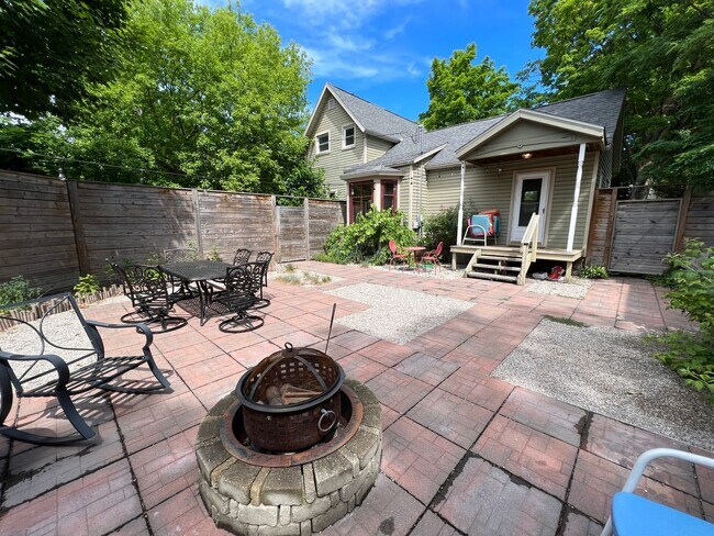 Building Photo - Lovely Furnished Home Available September ...